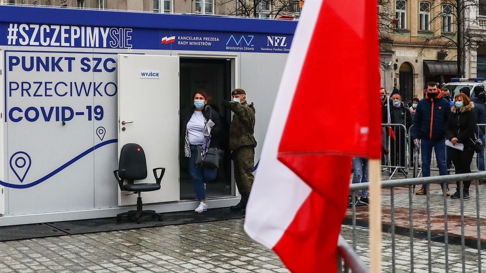 V polském městě se bude očkovat povinně. Primátor dostal ochranku